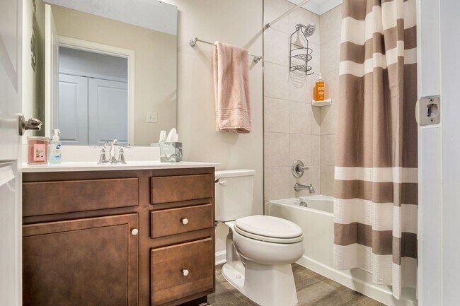 Foto del edificio - Fully Furnished 3 Bedroom 2.5 Bath Townhom...