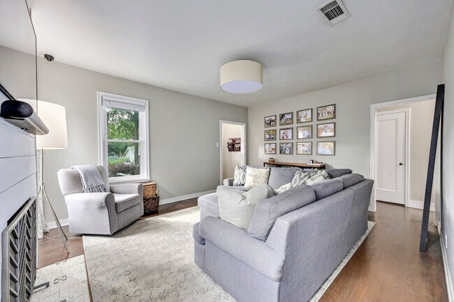 Foto del edificio - 2202 Sharon Ln