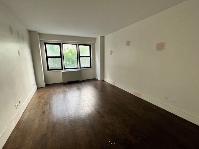 Building Photo - 220 E 63rd St