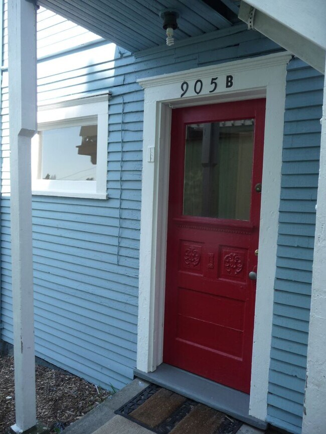 Foto del edificio - Charming 1+ Bedroom Duplex with Yard (Leschi)