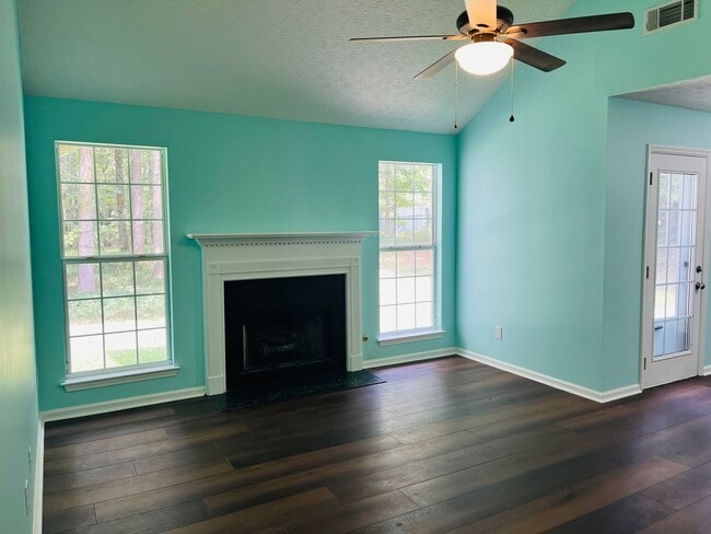 Building Photo - Wow! 3 bedroom 2 bathroom in Senoia. Must ...