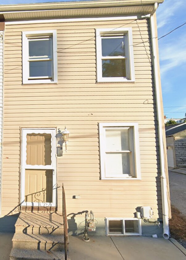 Primary Photo - Available Now! Semi-detached 3 bedroom 1 B...