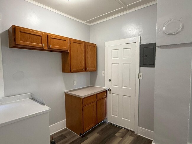 Building Photo - 140 E 5th St