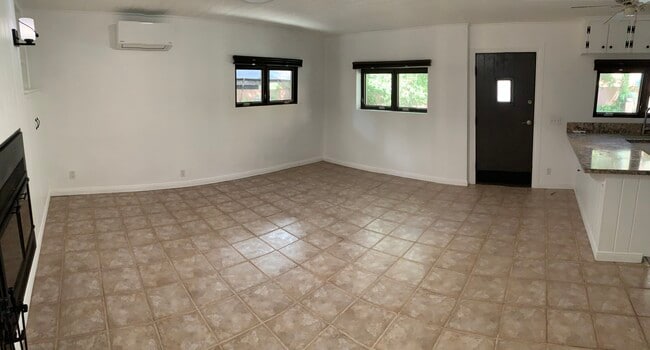 Building Photo - 1722 Oak Dr