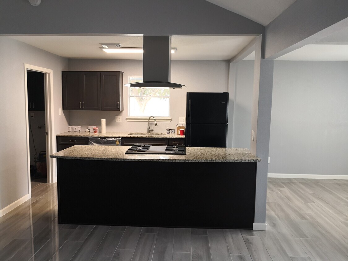Island Kitchen with new appliances, open concept. - 10335 Glenkirk Dr