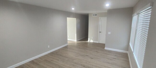 Foto del edificio - Remodeled Single Story House - Central AC - Two Car Garage