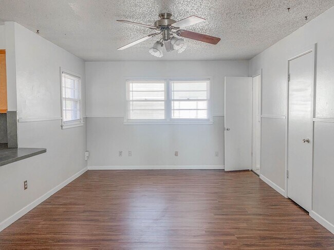 Building Photo - 2 bed 2 bath