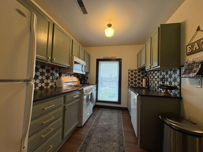 Foto del edificio - $5,400 | 7 Bedroom, 5 Bathroom Single Family Home | No Pets* | Available for August 1st, 2027 Mov...