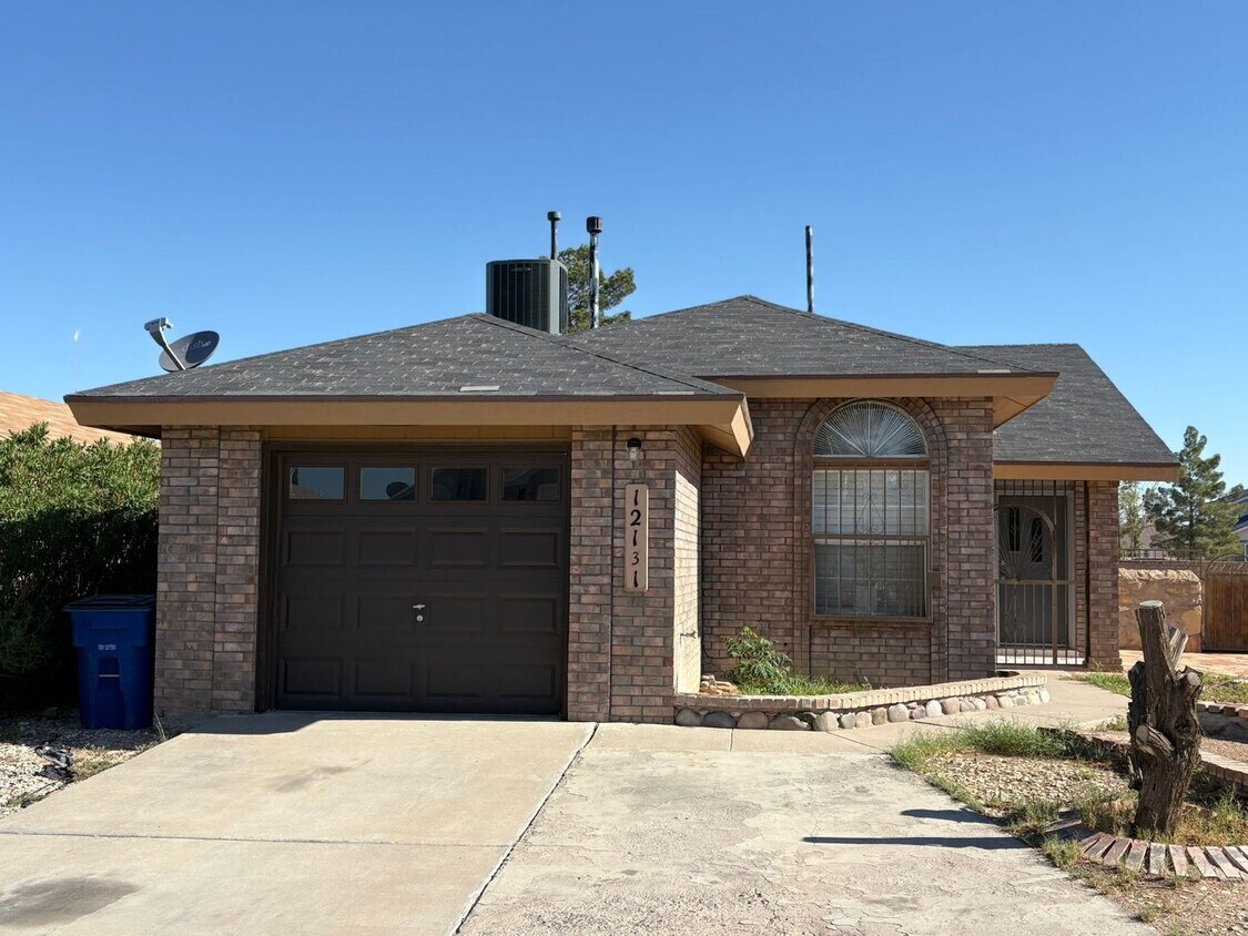 Foto principal - Charming 3 bedroom, 2 bath home in East El...