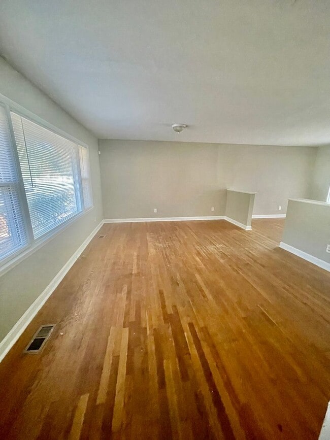 Building Photo - Must see This 4 Bedroom 2 Bath Tri Level Home. Located Close to Sugar Creek Rd and N. Tryon St