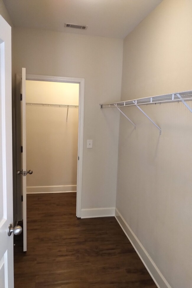 Building Photo - AVAILABLE NOW- 1-Bed/1-bath in Lenox Village