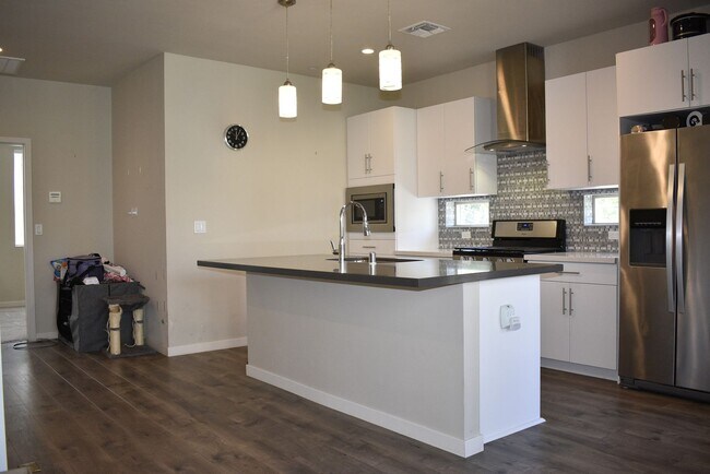 Building Photo - 479 McClatchy Way