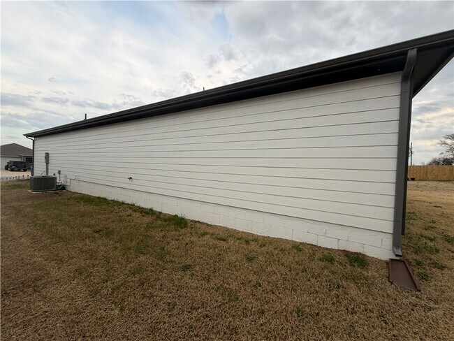 Building Photo - 207 NW Pinwheel St