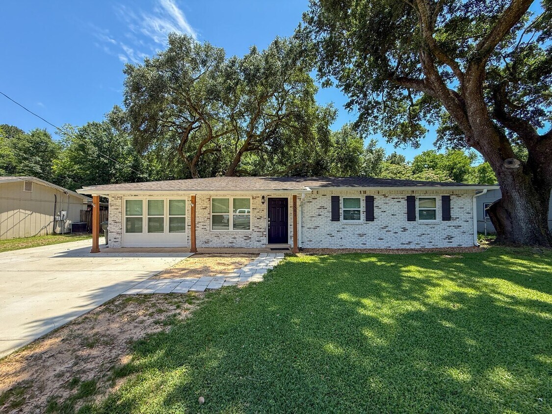 Foto principal - Charming 3 Bedroom 2 Bath Coastal Ranch fo...