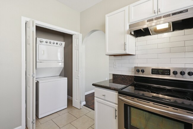 Building Photo - 615 S Hennessey St
