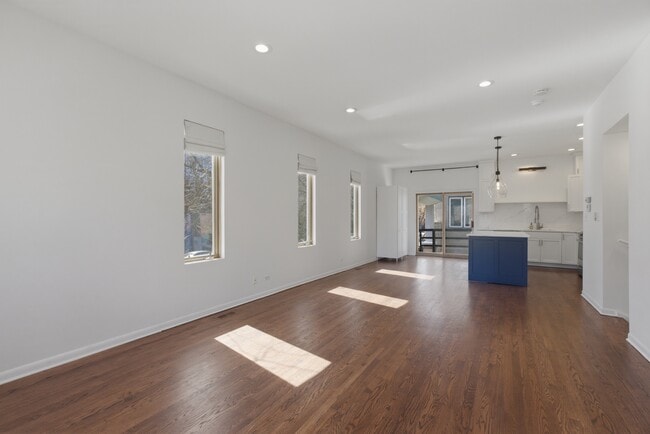 Building Photo - 448 N Carpenter St