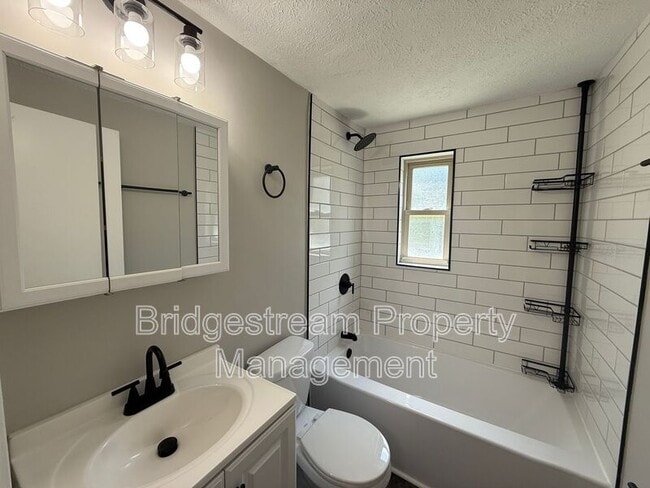 Building Photo - 1233 Lytle Ln