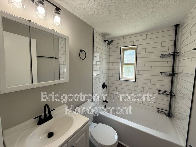 Foto del edificio - 1233 Lytle Ln