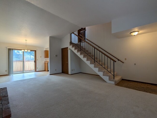 Building Photo - Great 2 bed/1 bath duplex with fenced in yard!