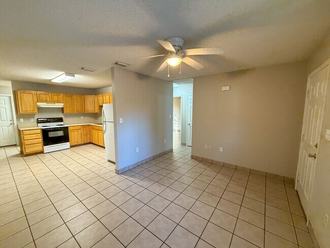 Foto del edificio - 2 bedroom 2 bath duplex available for rent in Milton!