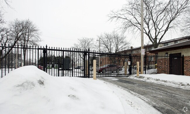 Building Photo - Auer Court Apartments