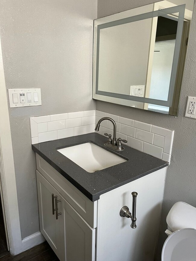 Building Photo - Fully Renovated 1 Bedroom Apartment! Downs...