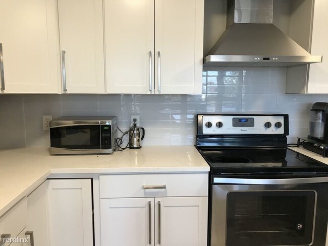Building Photo - 4 br, 2 bath Apartment - The Lux