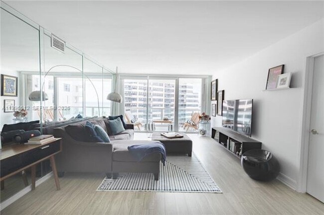 Foto del edificio - 5161 Collins Ave