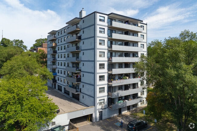 Building Photo - 898 Jane St