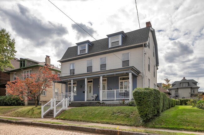 Bienvenido a casa en 713 Clinton Place en Bellevue. - 713 Clinton Pl