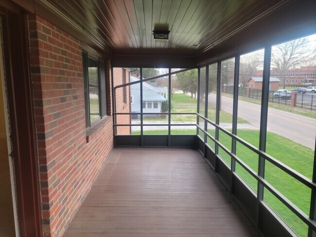Foto del edificio - 1732 Brenner Ave