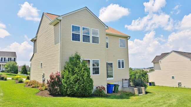 Building Photo - 3 Bed / 3 Bath Single Family Home w/2-Car ...