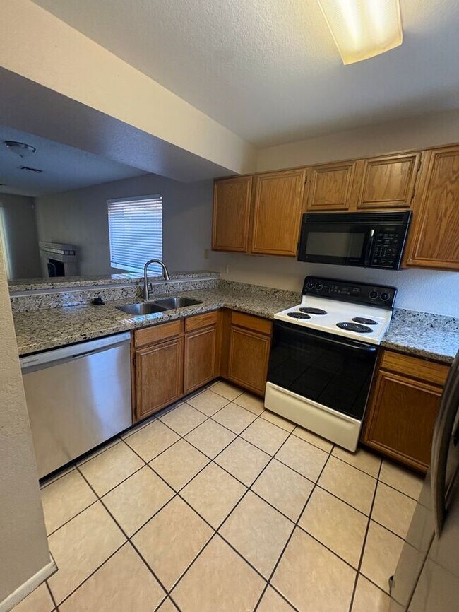 Building Photo - READY TO TOUR NOW! 2 Bedroom 2 Bath Peoria Townhouse