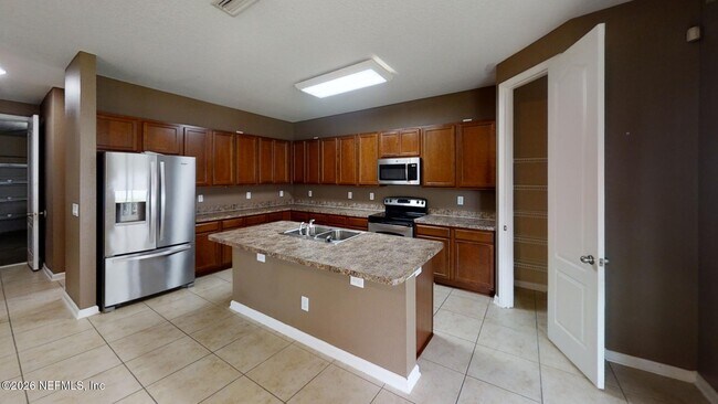 Foto del edificio - 15695 Lexington Park Blvd