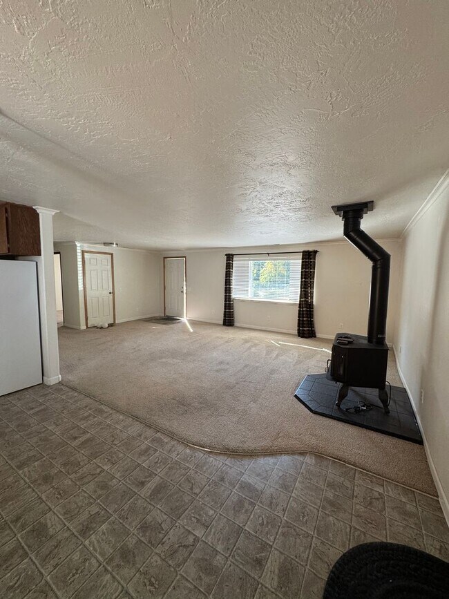 Foto del edificio - Canyonville 3 Bedroom 2 Bath with Garage a...