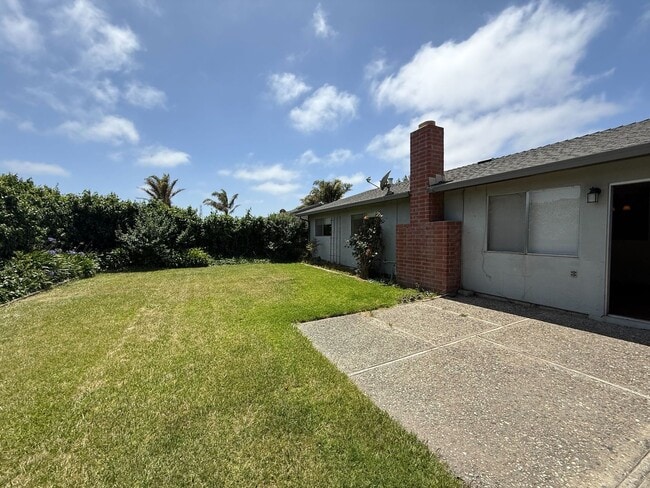 Building Photo - Charming North Salinas 3BR/2BA with Privat...
