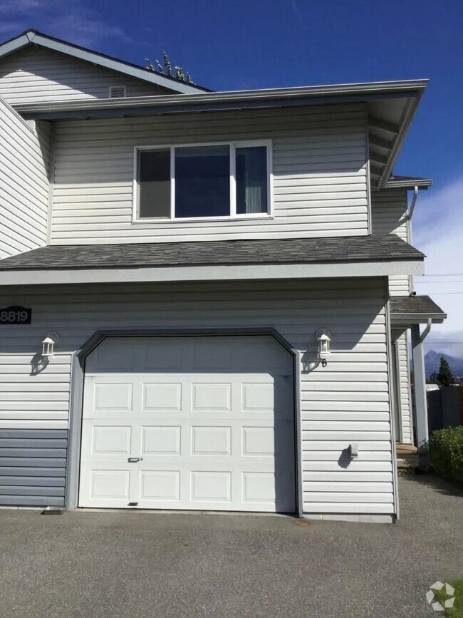 Building Photo - 8819 Lakehurst Dr