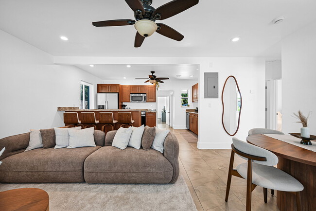 Building Photo - 1328 N Andrews Ave