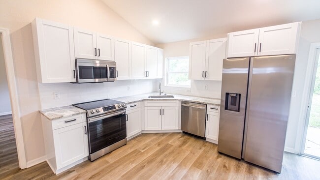 Building Photo - 3 bed / 2 bath with office - 16563 SW 31st...