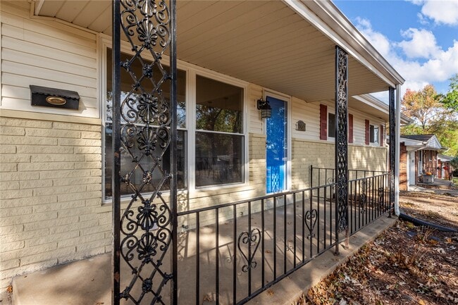 Building Photo - 2437 Pinehurst Dr