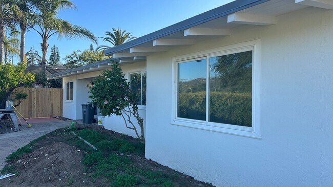 Foto del edificio - Remodeled 3 bd in Vista with large garage