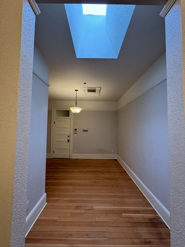 Foto del edificio - Beautiful 1 bed/1 bath apartment with tons of charm!