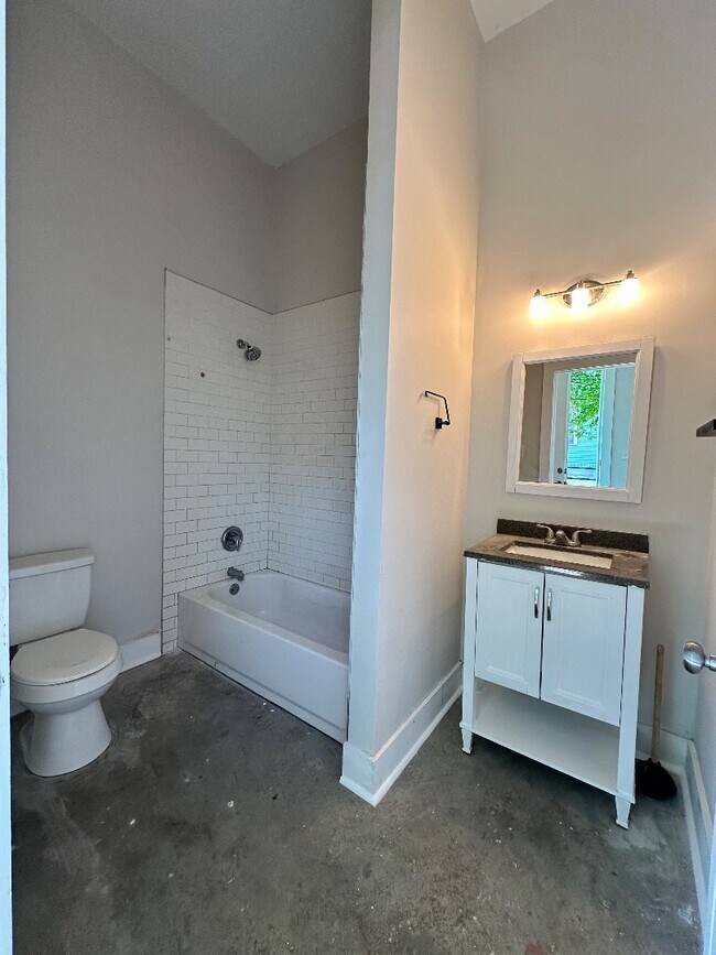 Building Photo - Chic 1BR with High Ceilings, In-Unit Laundry, and Courtyard—Near Mid-City Favorites