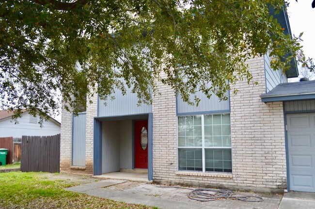 Foto del edificio - Beautiful 3 bed 2 bath home in a quiet nei...
