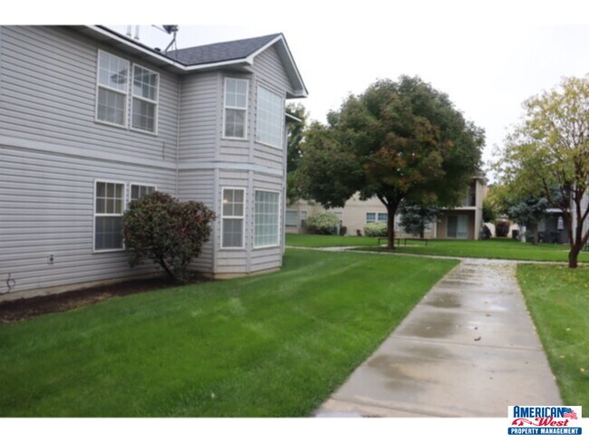 Building Photo - Clean 2 bedroom 2 bath apartment on the ma...