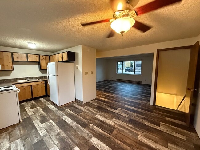 Building Photo - Two bedroom, one and bathroom townhome located close to Regional West Medical Center!