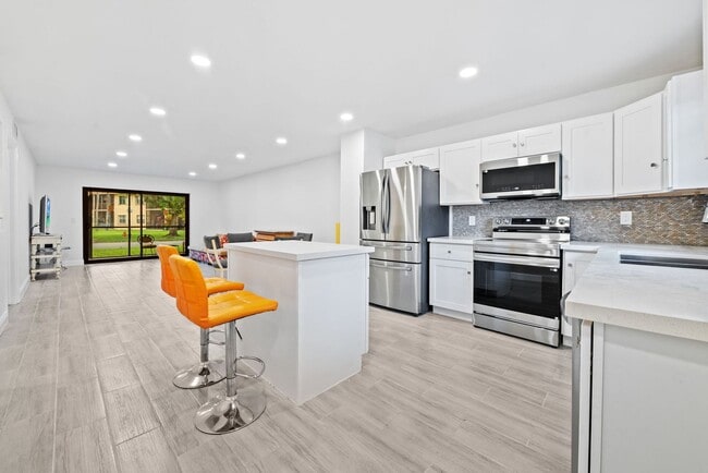 Fully Renovated 2 Bed / 2 Bath – Everything New! - Fully Renovated 2 Bed / 2 Bath – Everything New! Apartment