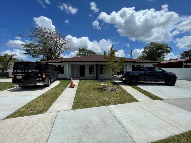 Building Photo - 10139 W Hibiscus St