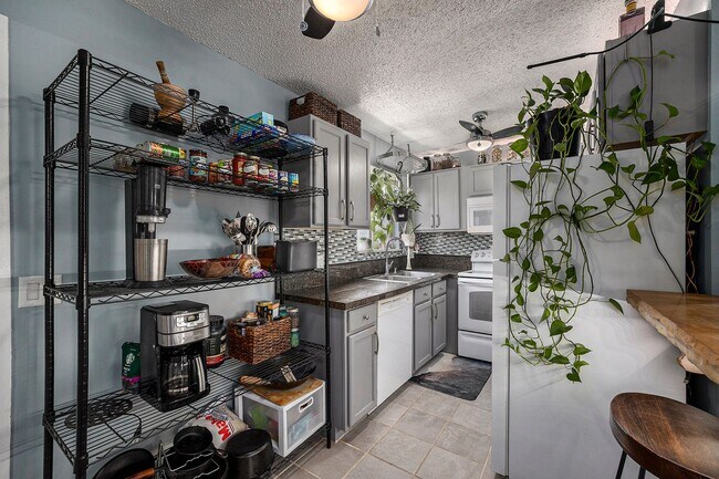 Foto del edificio - 2700 S Holly St