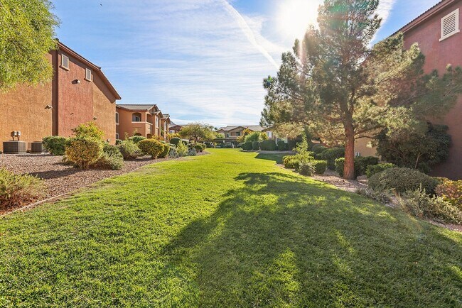 Área de césped - Crescent Ridge Apartments